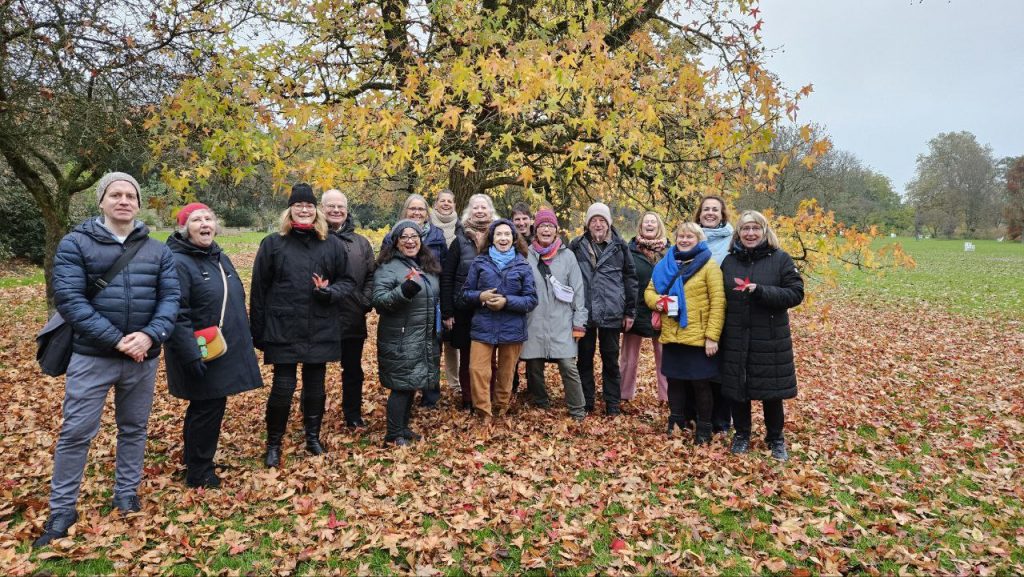 Hamburg Guides stehend unter einem Baum im herbstlichen Alstervorland